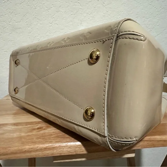 Louis Vuitton Monogram Vernis Montaigne - Patent Leather - Picture 4 of 13